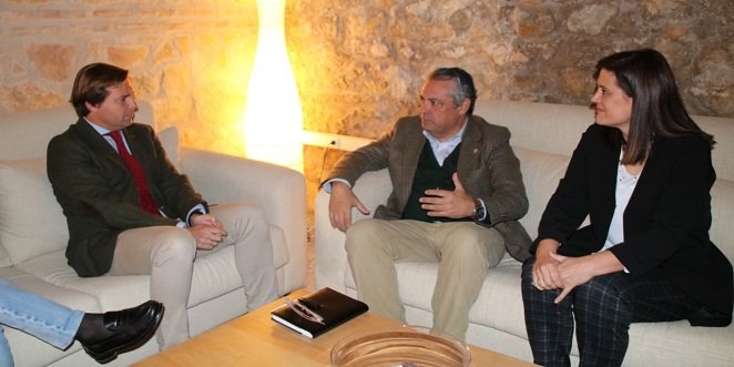 La Junta aborda en Baena su petición para la reducción del 100% de módulos del IRPF para el olivar