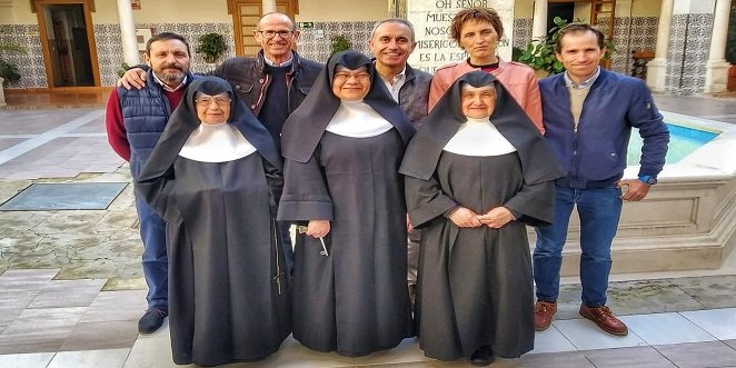 El CD Media Legua entrega un donativo al Asilo de los Ancianos de Desamparados