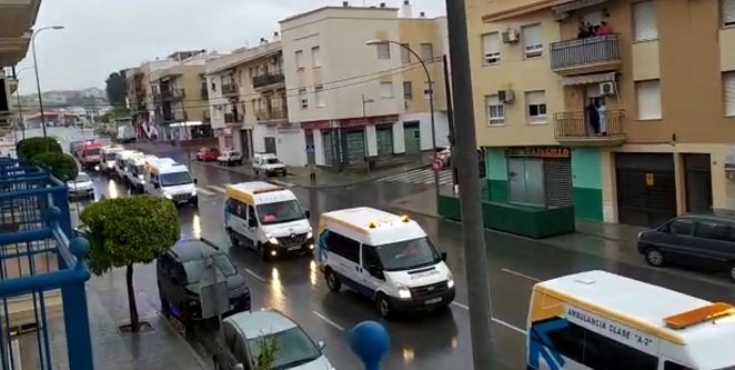 Una caravana de luces y sirenas homenajea a los sanitarios y al pueblo de Baena