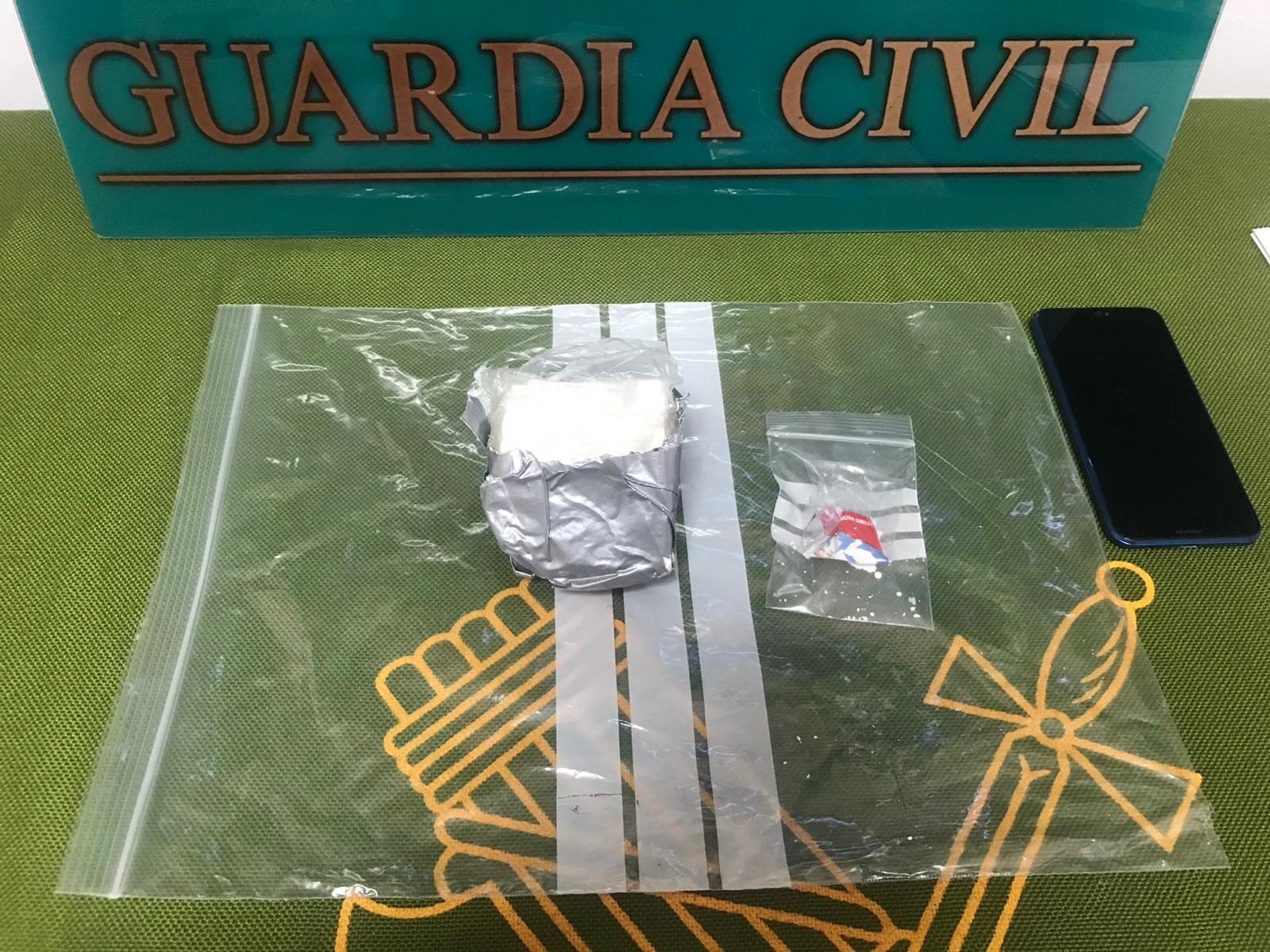 Detienen a un vecino de Baena por llevar en su coche 160 gramos de cocaína de camino a Espejo