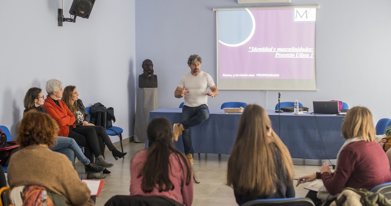 El sociólogo Erik Pescador imparte al profesorado una formación sobre identidad y masculinidad