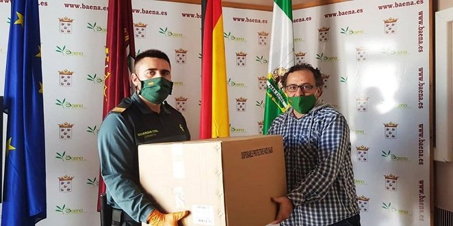 La Guardia Civil entrega mascarillas quirúrgicas al Ayuntamiento de Baena y material sanitario a las residencias de mayores