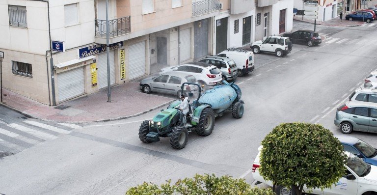 El Ayuntamiento pone en marcha por segunda vez el plan de desinfección urbana en Baena y Albendín