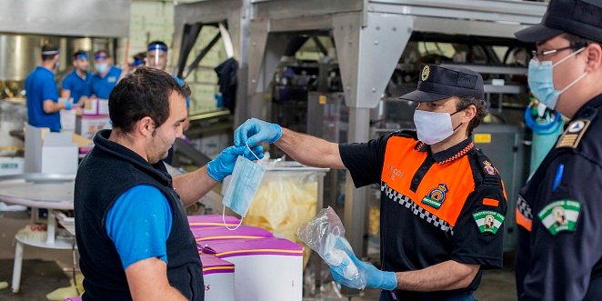 Protección Civil reparte 4.000 mascarillas en los núcleos industriales de las zonas periurbanas de Baena
