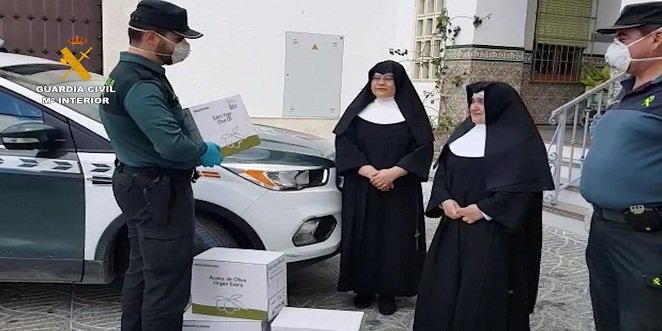 La Guardia Civil hace entrega de varias cajas de aceite de oliva en el Asilo de San Francisco donado por un grupo misionero