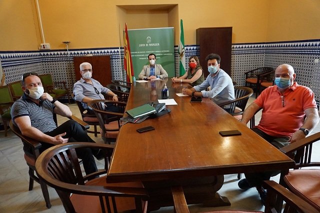 El delegado de Empleo se reúne con los trabajadores despedidos de Oleícola El Tejar