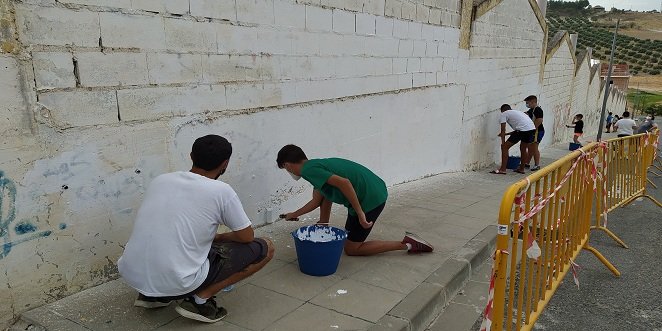 Una quincena de jóvenes participan en el III Taller de Graffitis impartido por Sake