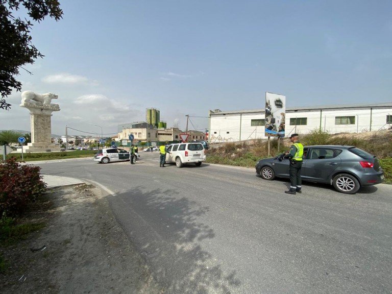 La DGT pone en marcha una campaña de vigilancia de las distracciones al volante en las carreteras andaluzas