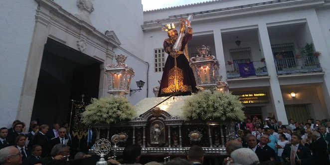 La procesión del Día de Jesús acorta excepcionalmente su recorrido a causa de las obras en la calle Llana