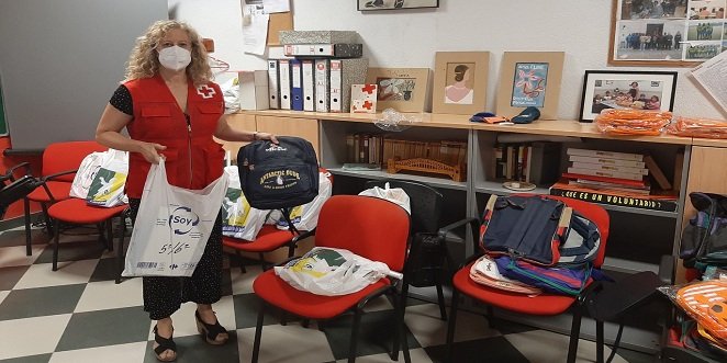 Cruz Roja reparte en Baena material escolar a 125 menores en situación de vulnerabilidad