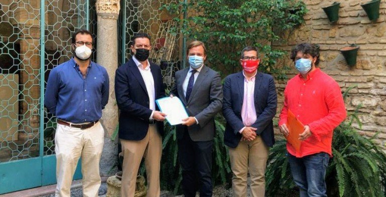 La Junta aprueba ayudas al alquiler de 900 € para autónomos y de 1.200 € para el ocio nocturno e infantil