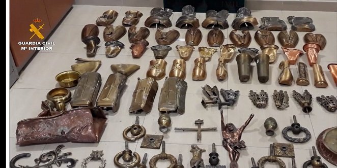 La Guardia Civil investiga en Baena a cinco supuestos autores de 12 hurtos de piezas decorativas y de ornamentación funeraria