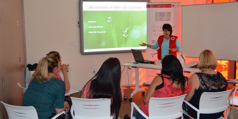 El programa ’Acércate’ del SAE y Cruz Roja imparte formación en Baena a seis mujeres víctimas de violencia de género