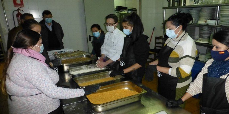 Una treintena de personas participan en los cursos de cocina básica y fontanería