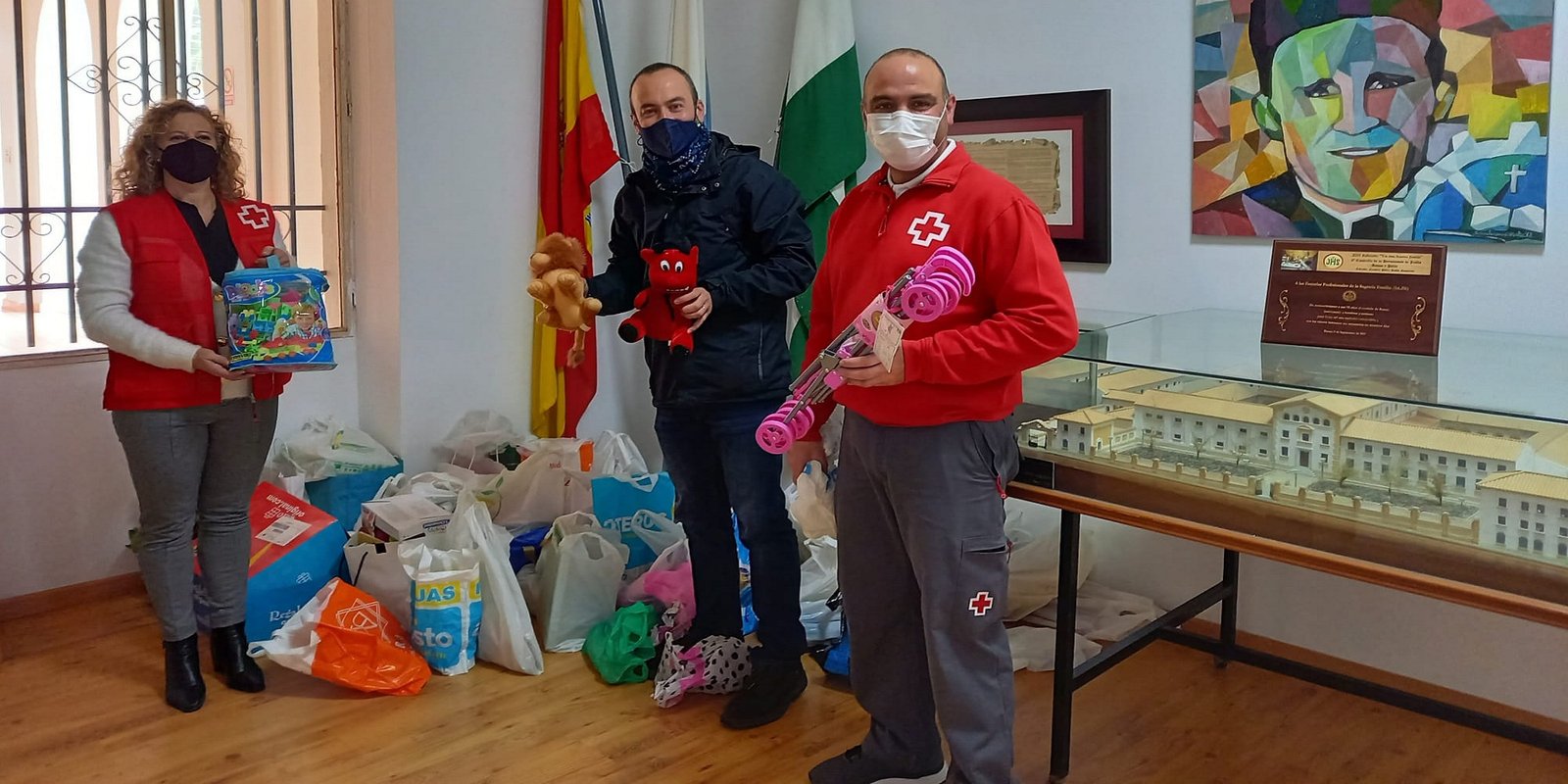 La Asamblea Local de Cruz Roja recoge más de 40 juguetes donados por los centros Safa de Baena