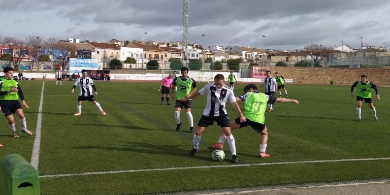 El Atlético Baenense se impone por 0-2 al Guadalquivir Atco. y consigue su primera victoria en Liga
