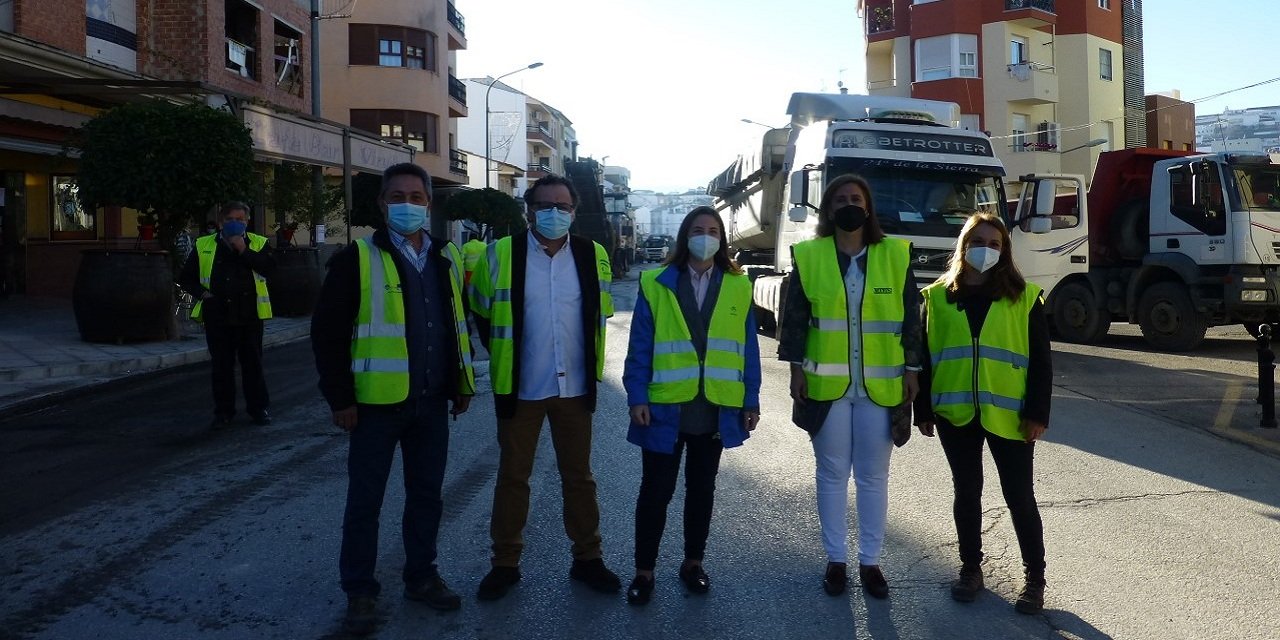 La Junta asfalta medio kilómetro de la avenida Cañete de las Torres con una inversión de 46.000 euros
