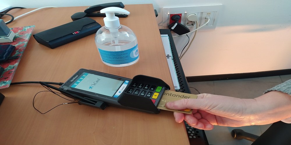 La Delegación de Deportes incorpora varios datáfonos para “hacer más cómodo y seguro” el pago de la reserva de pistas