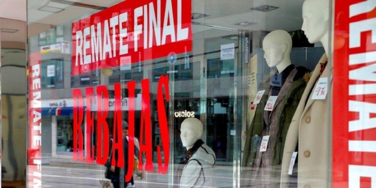 Consumo insta a consultar la política de devoluciones antes de comprar en las rebajas