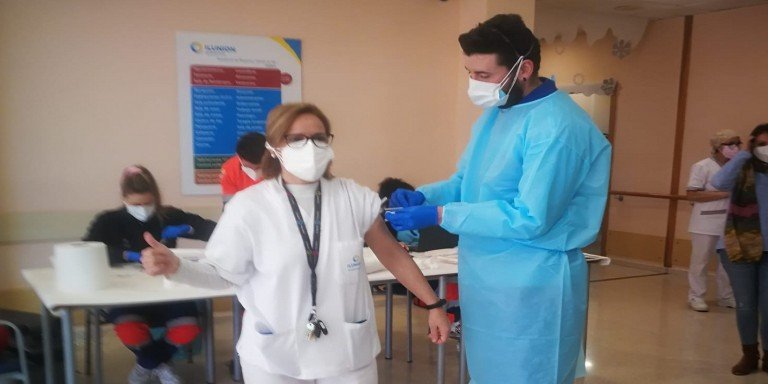 La Junta comenzó ayer a administrar la tercera dosis de la vacuna contra el Covid-19 al personal sanitario y sociosanitario