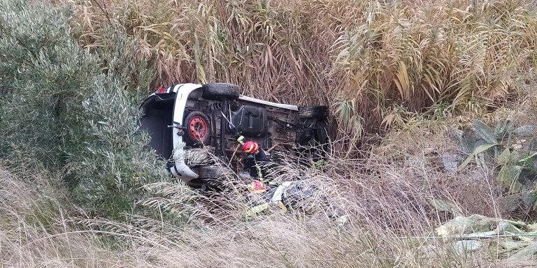 Muere un hombre al caer su vehículo por un terraplén en la zona de La Reguera