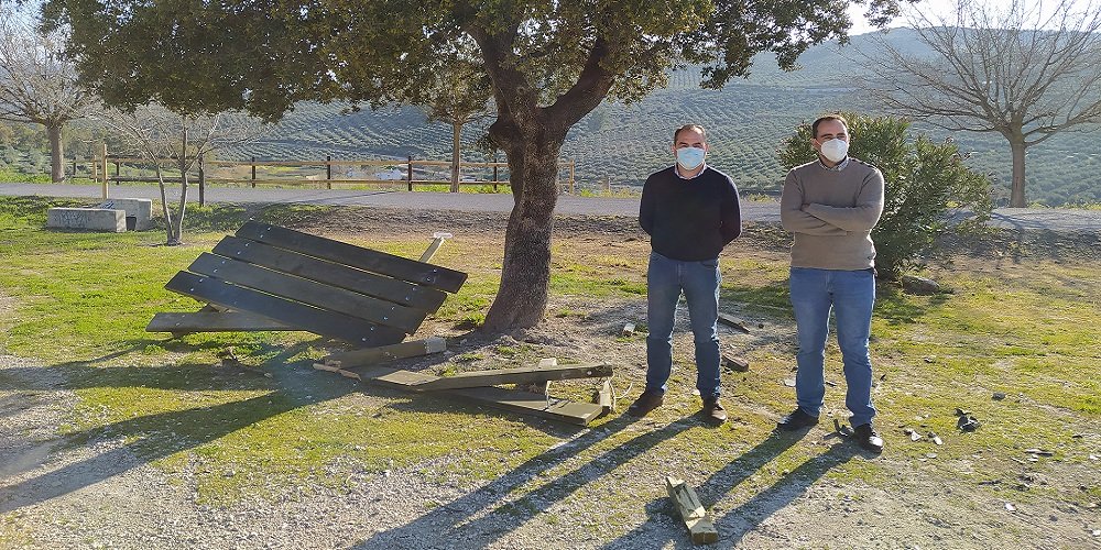 PP y Cs denuncian el destrozo del mobiliario de la vía verde instalado la semana pasada