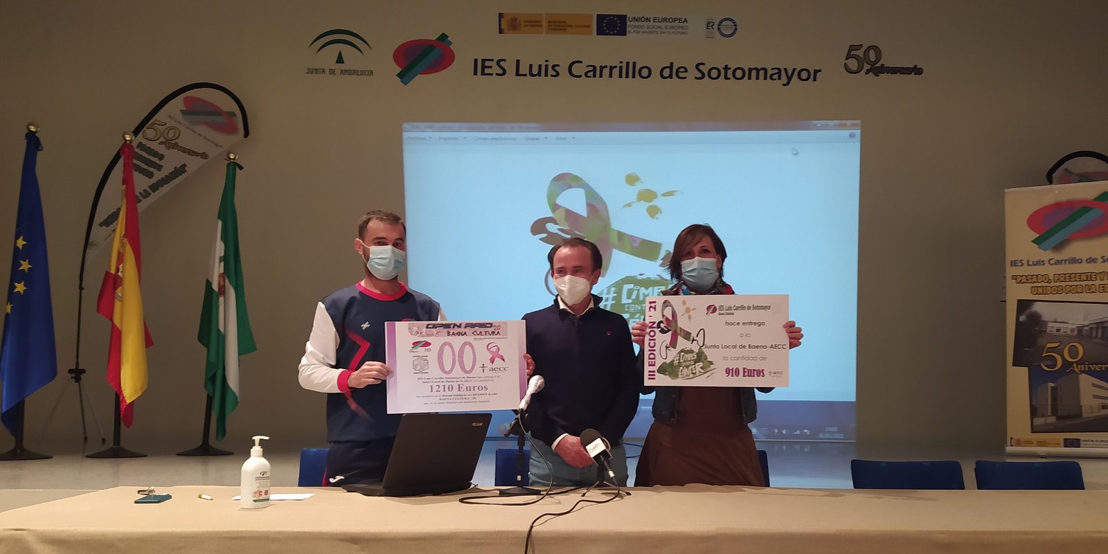 El IES Luis Carrillo de Sotomayor entrega 2.120 euros a la Junta Local de la AECC recaudados en dos proyectos solidarios