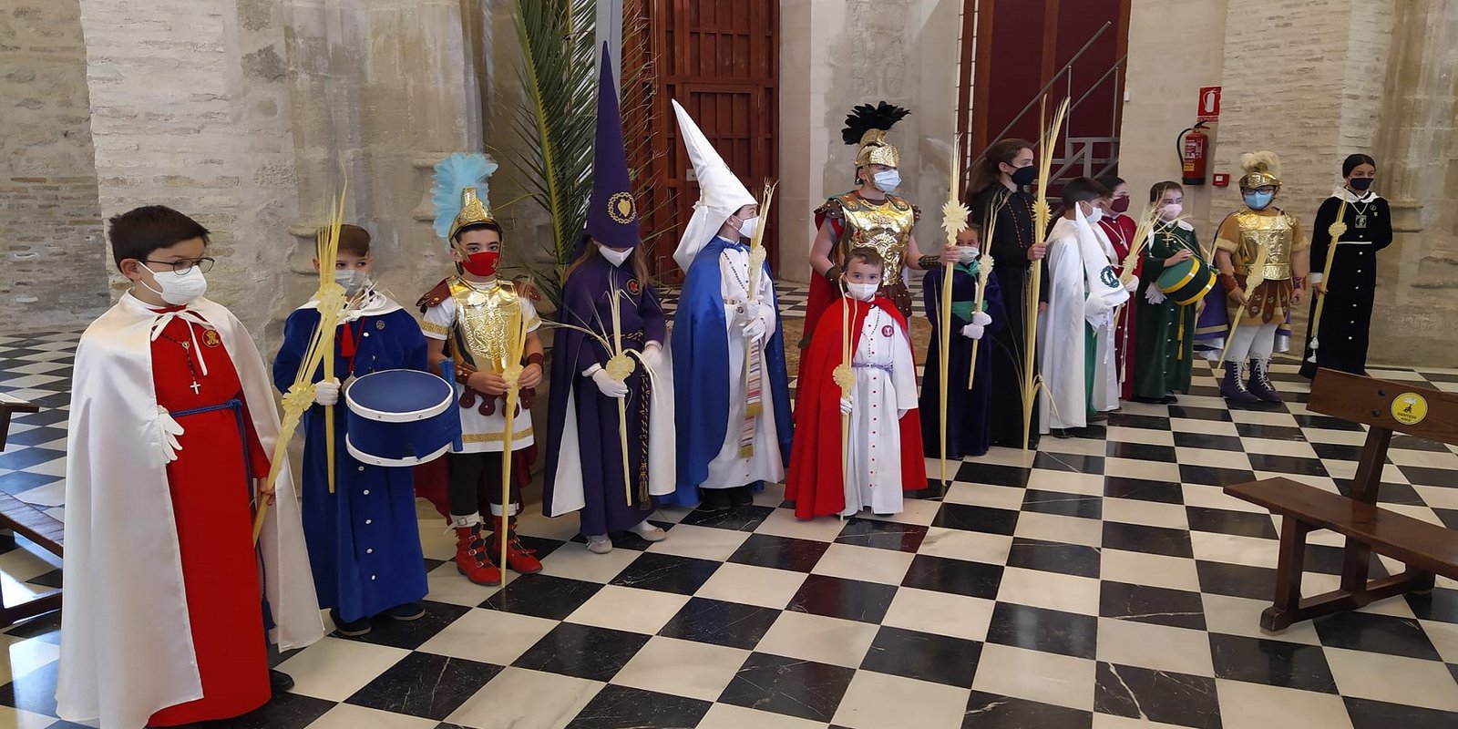 Los pequeños cofrades protagonizan un atípico Domingo de Ramos “intra muros”