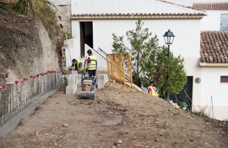 El Ayuntamiento retoma las obras del PFEA tras la finalización de la campaña de la aceituna