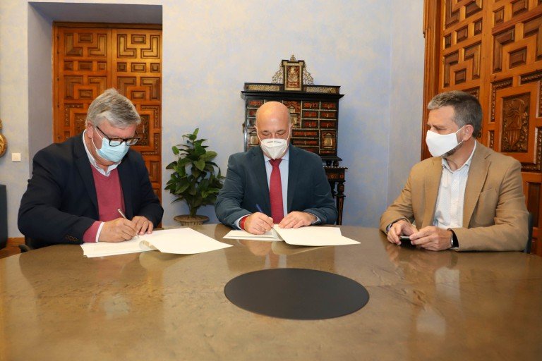 Diputación y UPA firman un convenio para mejorar la cualificación y la formación agraria en la provincia