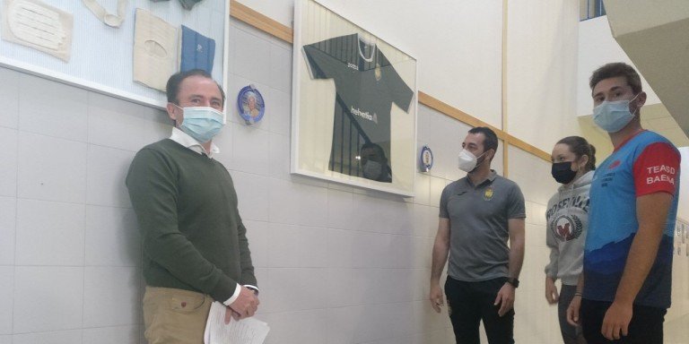 El IES Luis Carrillo de Sotomayor rinde homenaje al árbitro de balonmano Roberto Mendoza