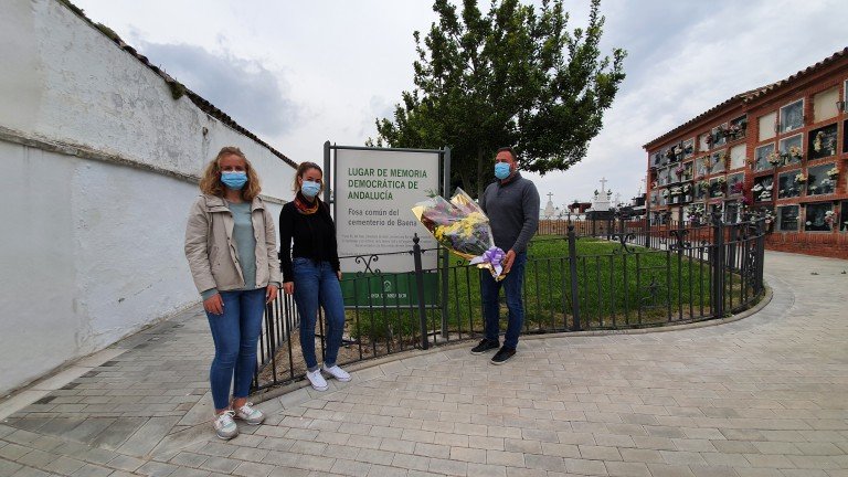 Izquierda Unida realiza una ofrenda floral con motivo del 90 aniversario de la República