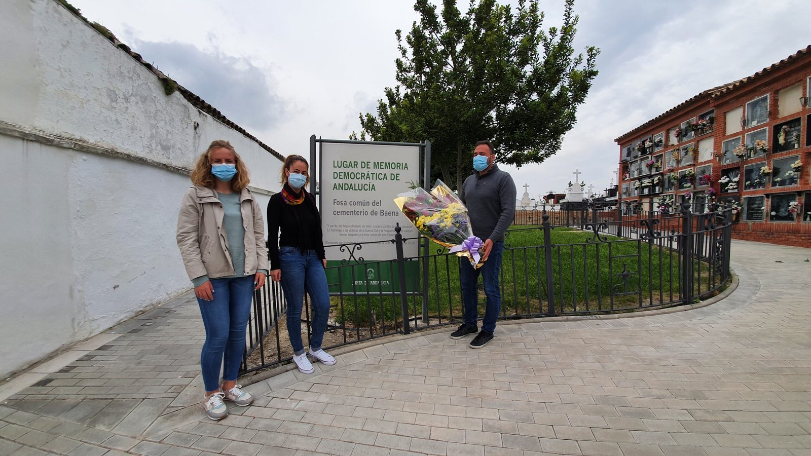 Izquierda Unida realiza una ofrenda floral con motivo del 90 aniversario de la República