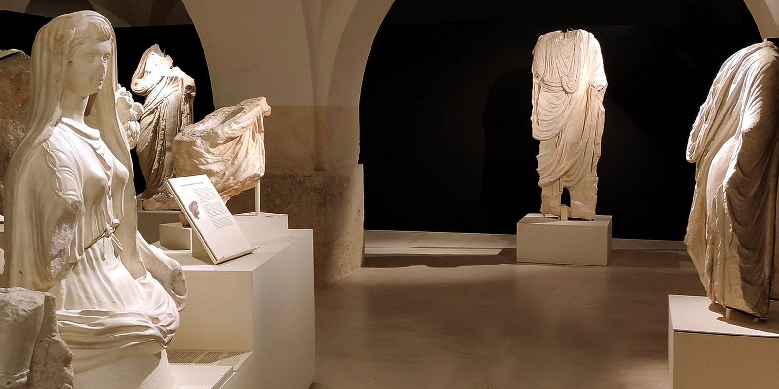 Las tres esculturas romanas del Minguillar continuarán expuestas en el Museo Arqueológico hasta 2026