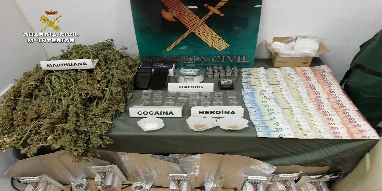 La Guardia Civil desmantela un punto muy activo de venta de drogas en Baena y detiene a cuatro personas