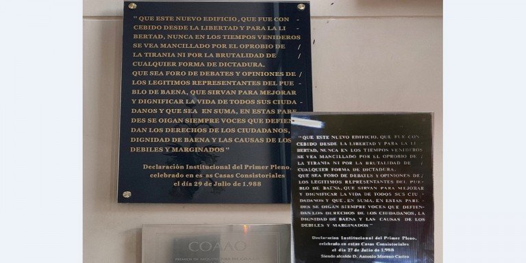 El PSOE critica la retirada del nombre del socialista Antonio Moreno de la placa de inauguración del Ayuntamiento