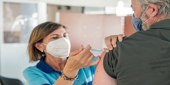 Andalucía abre el miércoles la cita de la tercera dosis a los nacidos en 1970 y 1971