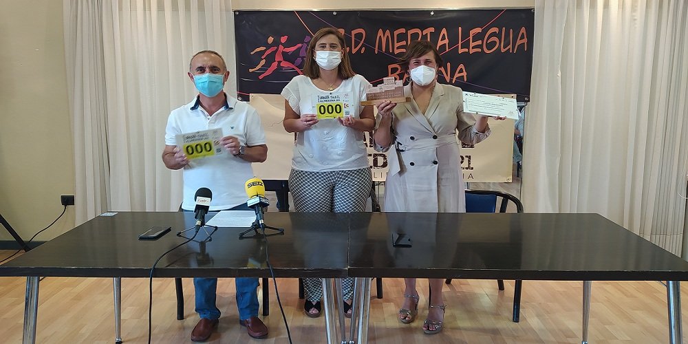 El Club Media Legua entrega a la AECC un cheque con los 2.600 euros recaudados en el I Urban Trail Almedina