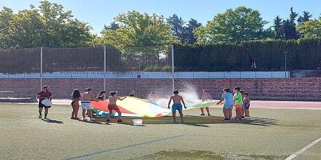 Varios centenares de niños participan a diario en las actividades deportivas para el verano en Baena