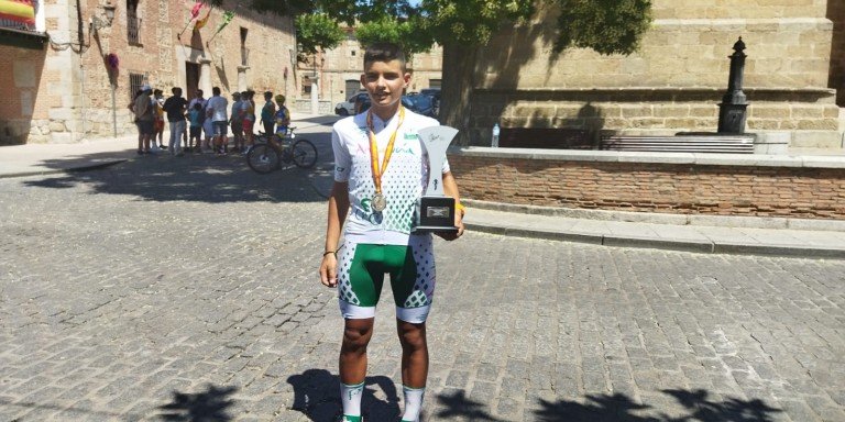 Cara y cruz para el ciclista baenense Carlos Tienda en el Campeonato de España Escolar de Ciclismo en Carretera
