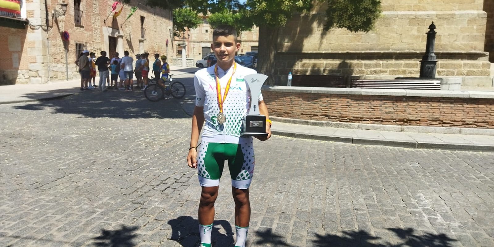 Cara y cruz para el ciclista baenense Carlos Tienda en el Campeonato de España Escolar de Ciclismo en Carretera
