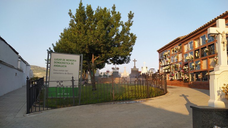 Piden al Ayuntamiento de Baena que solicite ayudas para los trabajos de exhumación en las fosas comunes del cementerio