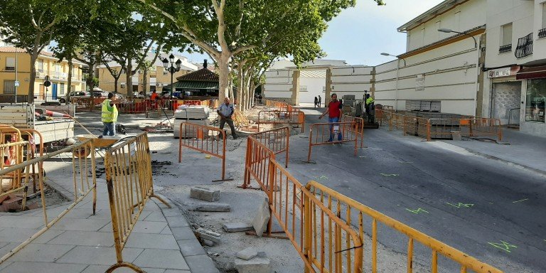 El PSOE denuncia que las obras de la zona comercial de Baena se están convirtiendo en “una situación caótica”