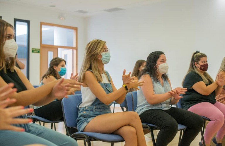 Un total de 15 personas participan en el taller de lengua de signos de la Casa de la Juventud