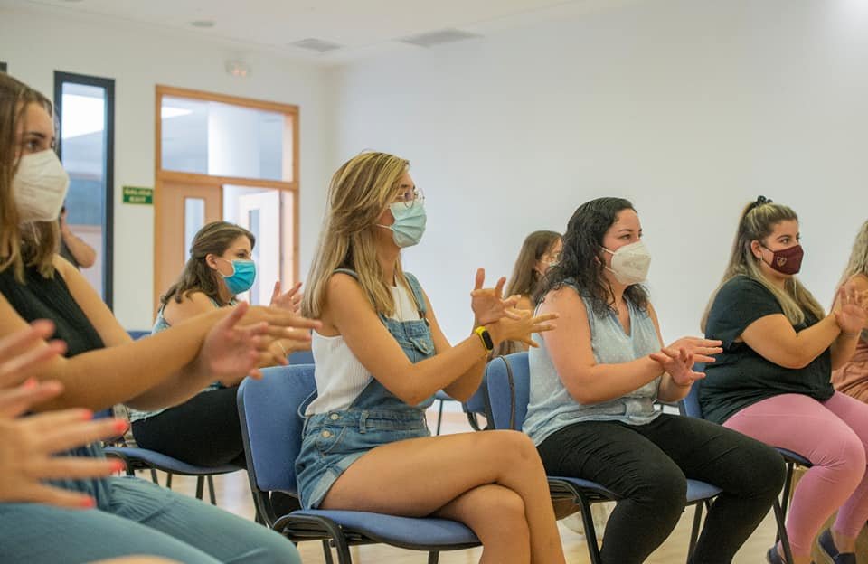 Un total de 15 personas participan en el taller de lengua de signos de la Casa de la Juventud