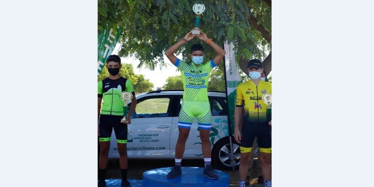 Exitoso fin de semana para la cantera del deporte baenense con siete medallas en badminton, ciclismo y triatlón