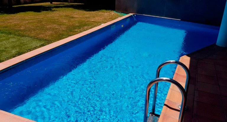 Fallece un hombre de 77 años ahogado en una piscina de Baena
