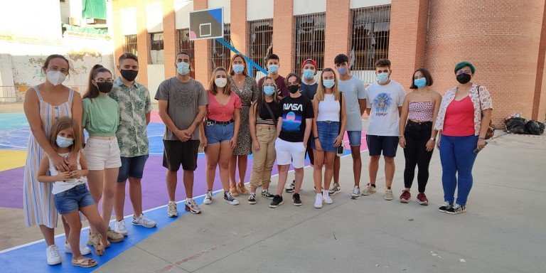 Los alumnos del Taller de grafittis decoran de forma original la pista del torneo de baloncesto 3×3 ‘Ciudad de Baena’