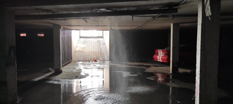 Los vecinos de la calle Rodrigo Cubero exigen a AVRA una solución inmediata a las averías de agua