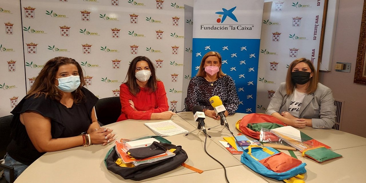 Fundación La Caixa y CaixaBank reparte material escolar a un centenar de escolares en situación de vulnerabilidad